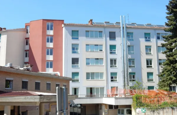 Včeraj so se prve okužbe pojavile  tudi med stanovalci  Doma 
upokojencev Sežana, ki se je pred njimi dolgo uspešno branil.