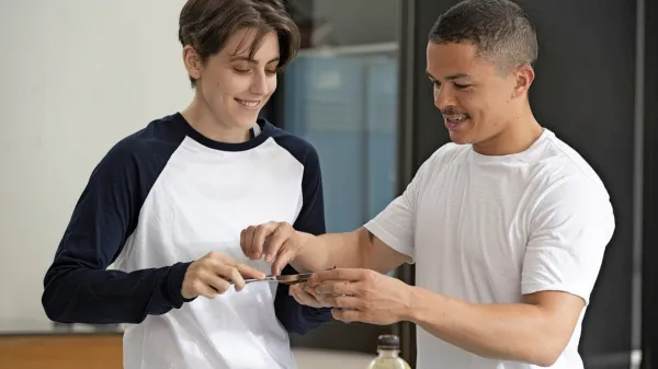 Avstralski film Neslišano v režiji  Iana Watsona, v katerem sta v ospredju tako tema transpolnosti 
kakor gluhosti, danes odpira Festival LGBT filma in je že na voljo za ogled.  