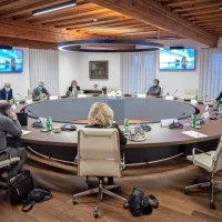 Po sobotnem posvetu vlade s predstavniki zdravstva in gospodarstva se je nocoj na Brdu pri Kranju sestala ožja vladna 
ekipa, ki nadaljuje razpravo o ukrepih za zajezitev epidemije. 
(Foto: Twitter/Vlada RS)