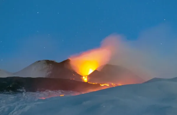 Etna ponoči bruhala lavo