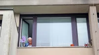 

 “V domu upokojencev, ki je postal moj novi dom, sem praznovala že dva rojstna dneva in dočakala dve novi leti. Upam, da bom še 
eno,” pravi Luisa Buonassisi.

