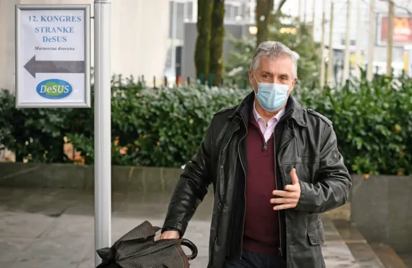 Minister Tomaž Gantar je napovedano sproščanje nekaterih 
ukrepov za zajezitev epidemije pospremil s številnimi pomisleki.
