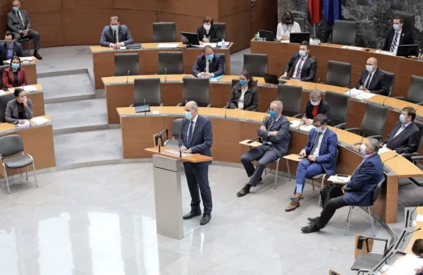 Anketa: Vlada prejela najnižjo oceno dela do zdaj