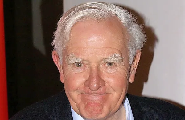 V 90. letu starosti je konec tedna za posledicami pljučnice umrl 
britanski pisatelj John Le Carre. (Foto vir: Krimidoedel/Wikipedia)
