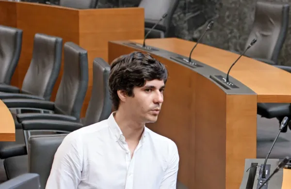 Koordinator Levice Luka Mesec je danes vložil zahtevo za presojo 
ustavnosti zakona o zagotavljanju sredstev za investicije v Slovenski vojski (SV) v letih od 2021 do 2026.