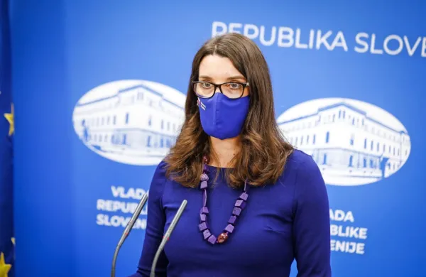 Ministrica za izobraževanje Simona Kustec