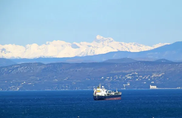 Hrvaški zunanji minister Gordan Grlić Radman je napovedal, da 
bosta Italija in Hrvaška razglasili svoji izključni gospodarski coni 
januarja 2021.