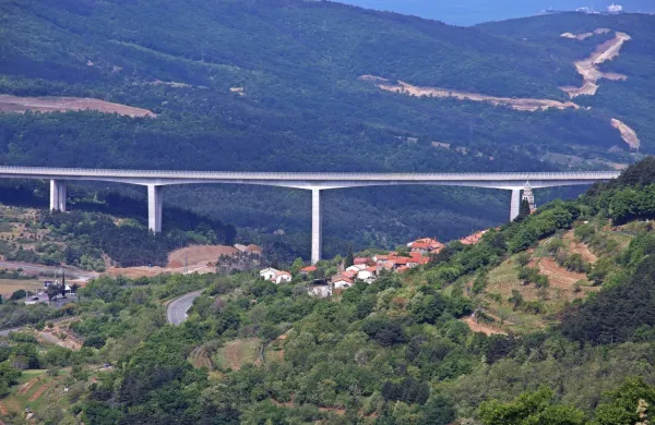 Državna revizijska komisija je kot neutemeljena zavrnila zahtevka 
za revizijo, ki sta ju v postopku oddaje posla za glavna dela na 
drugem tiru železniške proge med Divačo in Koprom skupaj vložila 
turška gradbinca JV YDA in Unitek.