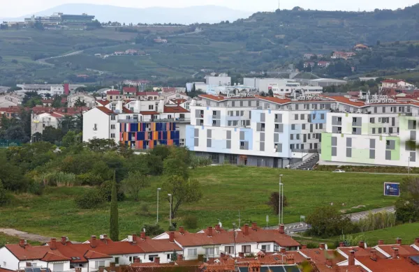 Projekt 2020 je 16.636 kvadratnih metrov veliko zemljišče med 
TPC Livade in “Mišičevimi bloki” kupil po izklicni ceni - za  
2,376.000 evrov. Na njem snuje gradnjo 175 stanovanj.    