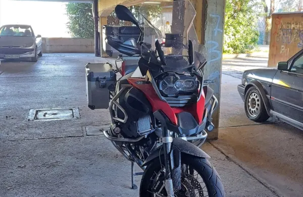 V garažni hiši na Krožni cesti na Markovcu je nekdo poskušal 
zažgati motor znamke BMW. 