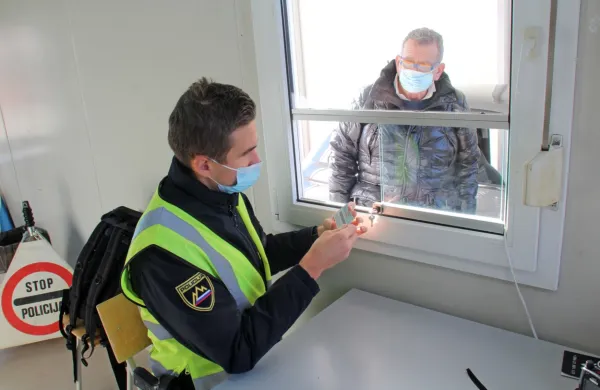 Policisti  po viharju končno v ogrevanih zabojnikih