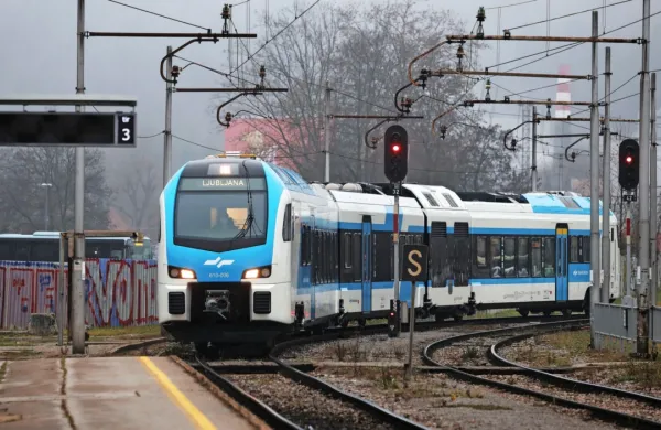 Novi Stadlerjev vlak je po sprostitvi potniškega prometa v 
Ljubljano pripeljal prve potnike. 