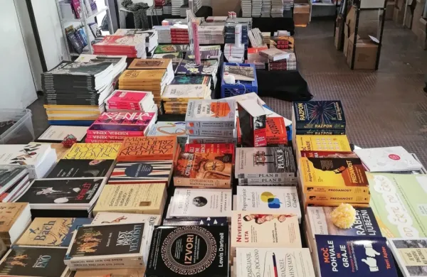 Sejemska knjigarna sejma Knjige pod jelko v Novi Gorici je trenutno 
še distribucijski center, kamor kupcev (še) ne morejo spustiti. 