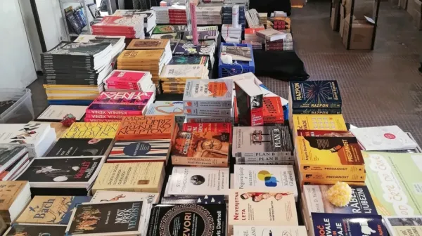 Sejemska knjigarna sejma Knjige pod jelko v Novi Gorici je trenutno 
še distribucijski center, kamor kupcev (še) ne morejo spustiti. 