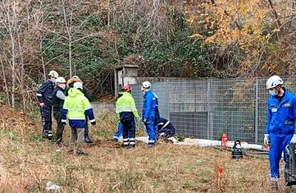 Takoj po razlitju so začeli s črpanjem goriva. 