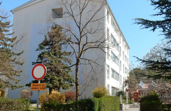 V sežanskem domu upokojencev je  okuženih 53 stanovalcev.