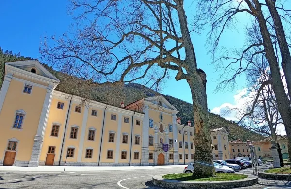 Računsko sodišče je tudi v primeru sklenitve zakupne pogodbe za 
dvorec Lanthieri  ugotovilo  več nepravilnosti.