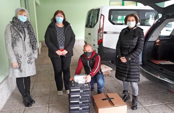 Z leve: Nataša Benčič, ravnateljica OŠ Dante Alighieri Cristina 
Valentič Kostić ter člana lionsov Nelson Šorgo in Miriam Feder  