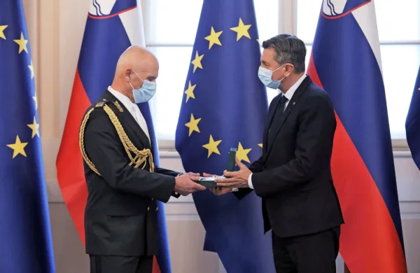 Predsednik republike Borut Pahor je načelnika Generalštaba 
Slovenske vojske Roberta Glavaša danes povišal v čin generalmajorja. 