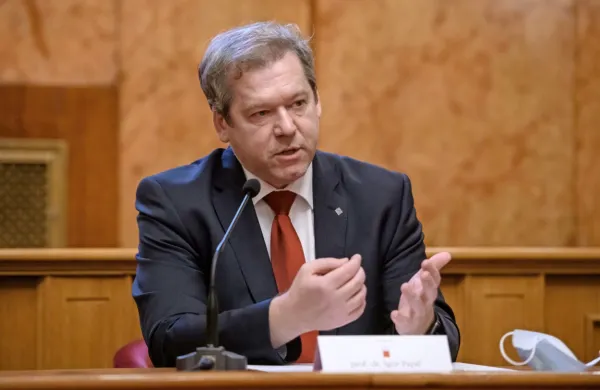 Rektor ljubljanske univerze Igor Papič opozarja na skrb vzbujajoče 
stanje visokega šolstva v času covida-19.