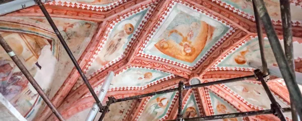 

Freske v kupolastem oboku prezbiterija so v tradicionalnem slogu, 
tiste v polkrožnih nišah  z renesančnimi loki pa razkrivajo italijanska izhodišča. 