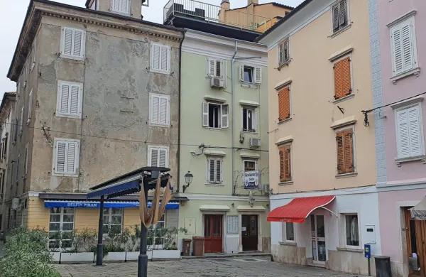 Zagorelo je v večstanovanjski hiši v Kosovelovi ulici, domnevno v 
drugem nadstropju.
