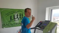 Luka Skočaj je s svojo prvo stotko na domači tekaški stezi opravil 
v 8 urah, 54 minutah in 28 sekundah.