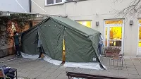 Tako so sežanski taborniki v četrtek zvečer pred vhodom v dom 
postavili  šotor, ki bo služil kot “filter” cona”.

