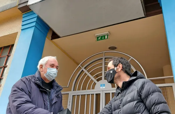 Dušan Gorast Miška (levo)  z urednikom goriške redakcije Primorskih novic ob podelitvi nagrade. 