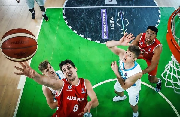 Avstrije (v rdečih dresih) tudi prihodnje leto zanesljivo ne bo na 
eurobasketu. 
