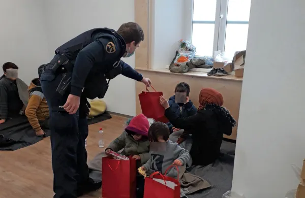 Eden od bistriških policistov je včeraj  poskušal razveseliti otroke iz 
družine migrantov.