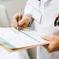 Zdravniki sicer ne želijo in ne morejo napovedovati posledic 
epidemije na zdravju prebivalstva, se pa bojijo, da bodo te zelo 
težke. 