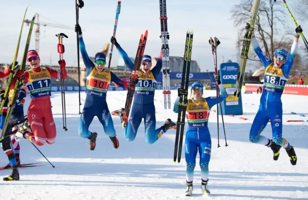 Veselje najboljših deklet v ekipnem sprintu, desno sta Anamarija 
Lampič in Eva Urevc. 