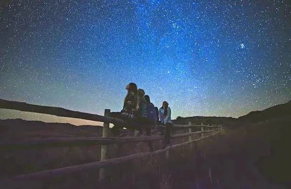  Jupiter in Saturn bosta nocoj le šest ločnih minut vsaksebi. Pojav 
bo viden tudi s prostim očesom.