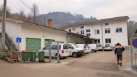 Komunala je morala  zastaviti upravno stavbo, ki je za nameček še 
prekomerno radioaktivna.