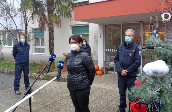 V sežanskem domu upokojencev se spopadajo z izbruhom okužb, 
potem ko je bil še pred 14 dnevi to eden redkih slovenskih domov 
brez okuženih.