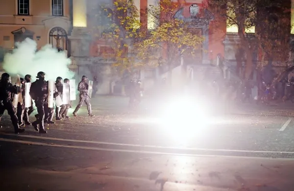 Protesta 5. novembra v Ljubljani, ki je prerasel v nasilništvo, se je 
po oceni policije udeležilo približno  500 ljudi.