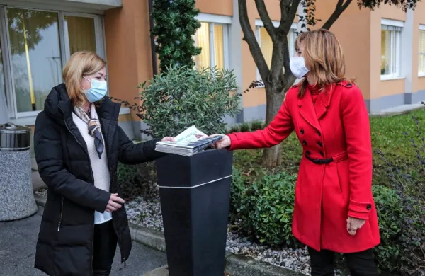 Direktorica Primorskih novic Patricija Ukmar (desno) je simbolično predala izvode direktorici Obalnega doma upokojencev 
Koper Nevi Tomažič.