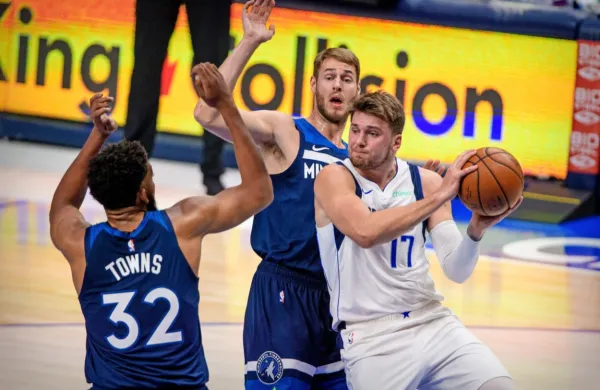 Luka Dončić (z žogo) bo tudi v letošnji sezoni lige NBA deležen 
posebne pozornosti tekmečevih obramb.