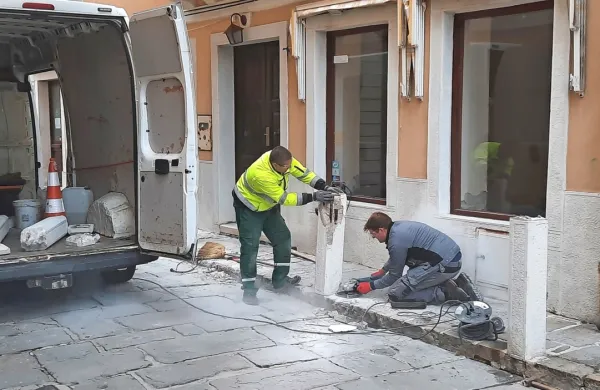 Stebričkov v Kosovelovi ulici ni več