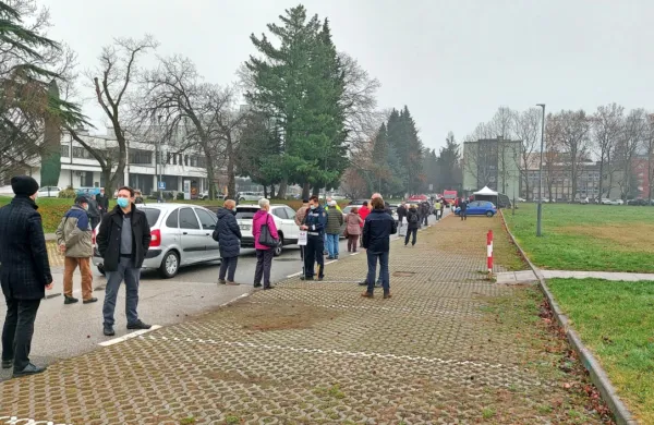 Okrog 9. ure smo na parkirišču ob Kidričevi ulici našteli več kot 50  
v vrsti čakajočih, ob tem pa še več deset avtomobilov.