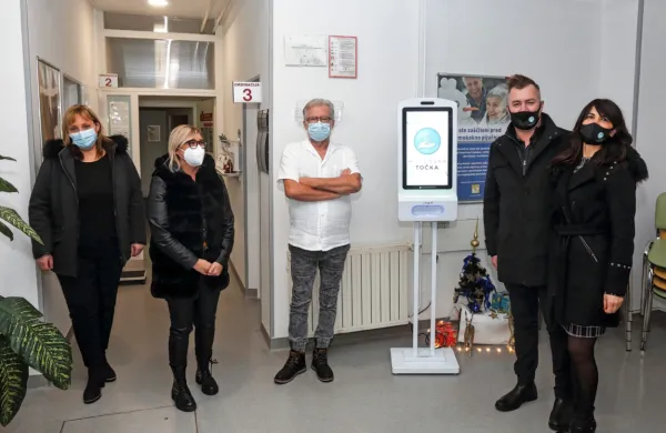 Donacije Danijela in Danijele Koradin (desno) iz podjetja Koda 
events so bili veseli družinski zdravnik v ambulanti v Olmu Zlatko 
Čičigoj (v sredini) in medicinska sestra Nataša Hrvatin Munda 
(prva z leve) ter pomočnica direktorja za zdravstveno nego v 
Zdravstvenem domu Koper Vanja Kosmina Novak. 