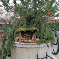  Praznično podobo je dobil tudi vodnjak na Lascu, ki so  ga pred leti 
obnovili s prostovoljnim delom. 
