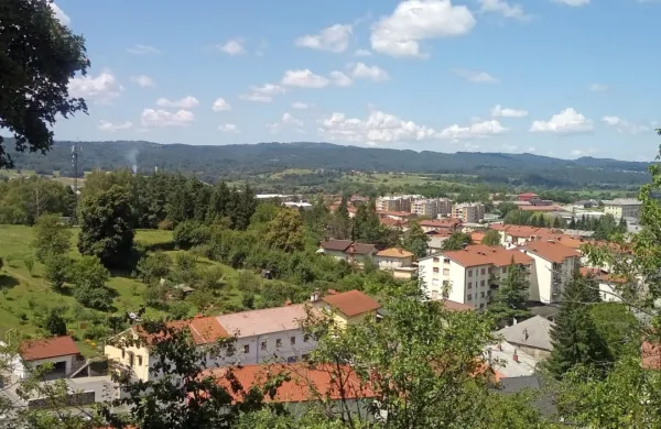 V   Ilirski Bistrici se ob vse večji uporabi statističnih regij, v okviru katerih obveljalo tudi epidemiološki ukrepi, krešejo mnenja o tem, v kateri kos Slovenije občina pravzaprav sodi. 