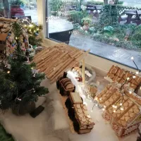 Sladke jaslice izza okna Okrepčevalnice pri križu
