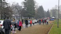 Gneča je nastala že okrog 9. ure in se je še stopnjevala, saj je ekipa 
iz Ljubljane zamudila in prišla šele po 10. uri.  Včeraj so odvzeli 325 
brisov. 