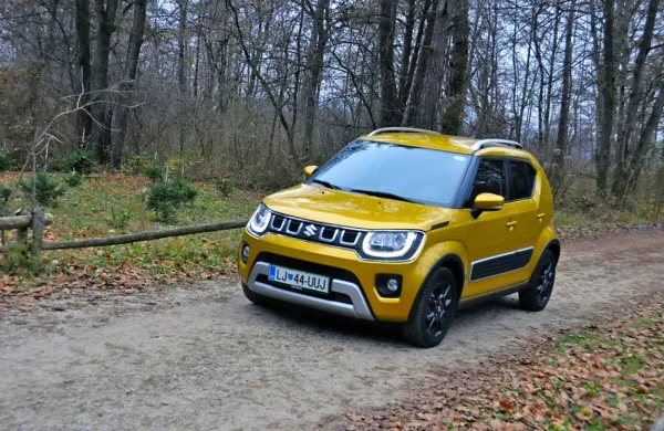Štirikolesno gnani Suzukijev malček ima po novem tudi malenkostno elektrificiran pogonski sklop.




