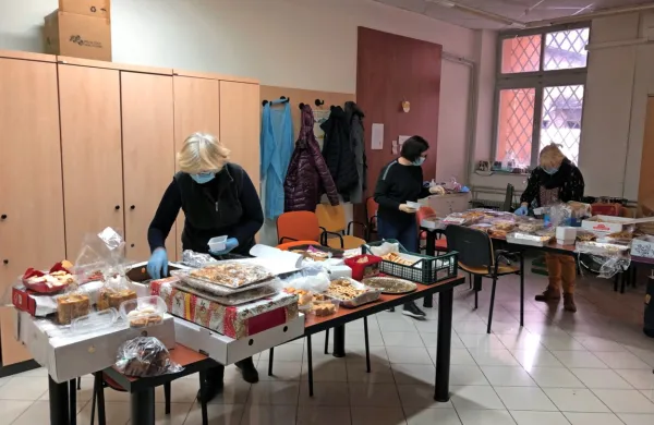 Pecivo, ki so ga darovali ljudje, so prostovoljci   zapakirali v 500 
škatel in razdelili. 