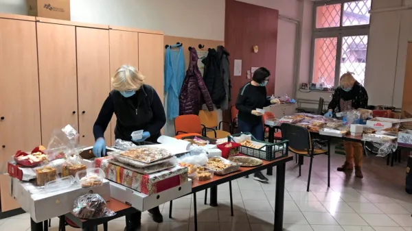 Pecivo, ki so ga darovali ljudje, so prostovoljci   zapakirali v 500 
škatel in razdelili. 