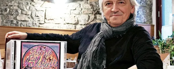 Iztok Mlakar je leta 1990 izdal enega najboljših slovenskih 
kantavtorskih albumov vseh časov, prvenec Štorije in baldorije - 
takrat na kaseti, kasneje ponatisnjen na cedeju in letos, ob 
jubileju, končno še na vinilki. 